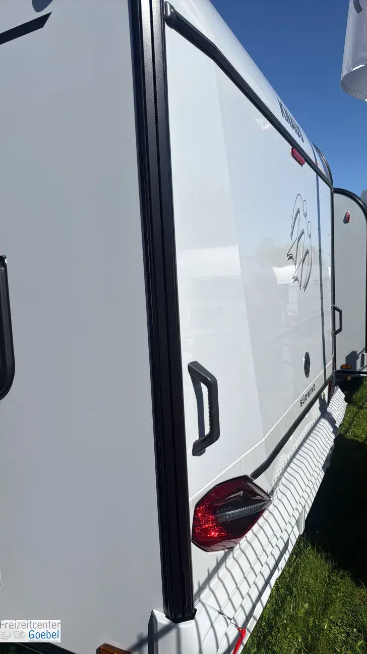 Schräg Hinten Knaus Südwind 580 QS Black Selection