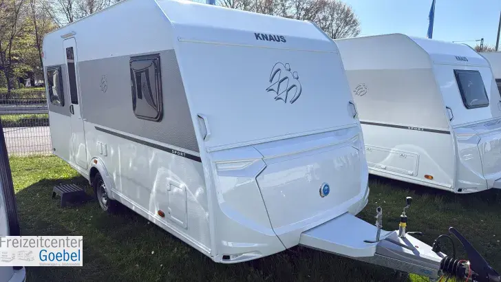 Schräg Vorne Knaus Sport 450 FU