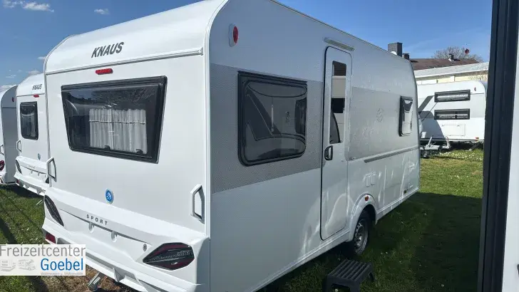 Seitlich Knaus Sport 450 FU