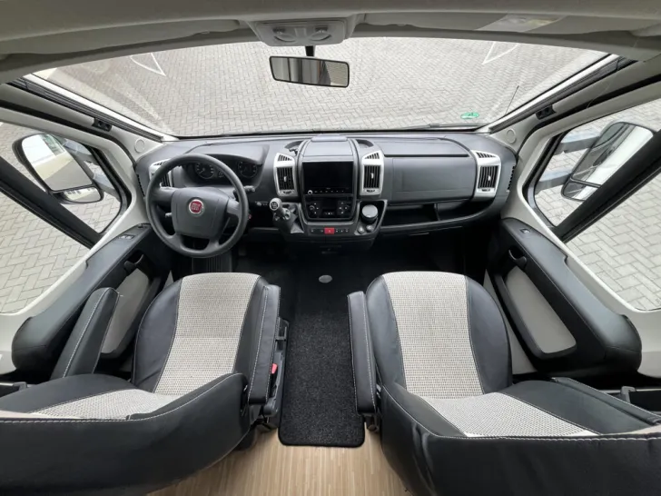 Fahrzeugbild LMC Breezer H 730 Black Selection #14