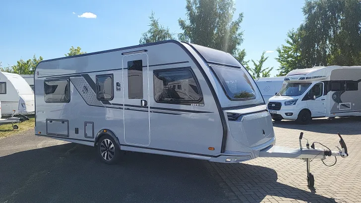 Schräg Vorne Knaus Südwind 540 UE Black Selection 1800 kg/Casual Silver