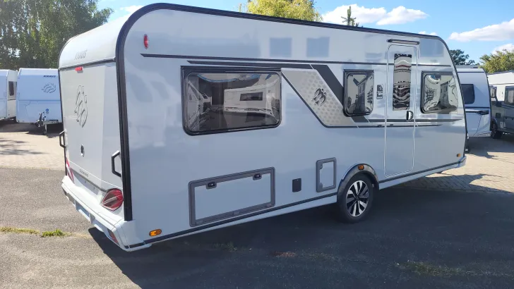 Seitlich Knaus Südwind 540 UE Black Selection 1800 kg/Casual Silver