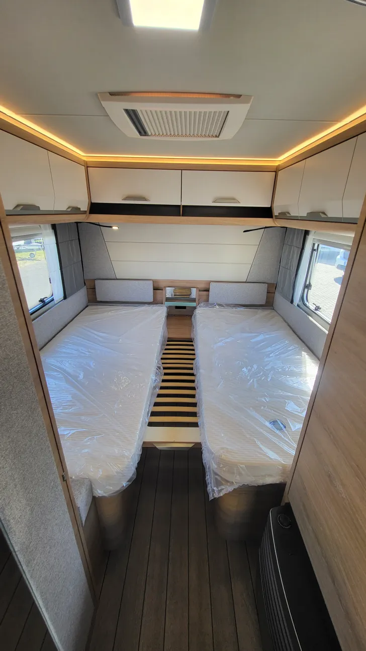 Etagenbetten Knaus Südwind 540 UE Black Selection 1800 kg/Casual Silver