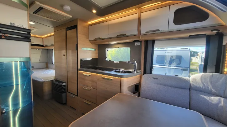 Fahrerhaus Knaus Südwind 540 UE Black Selection 1800 kg/Casual Silver