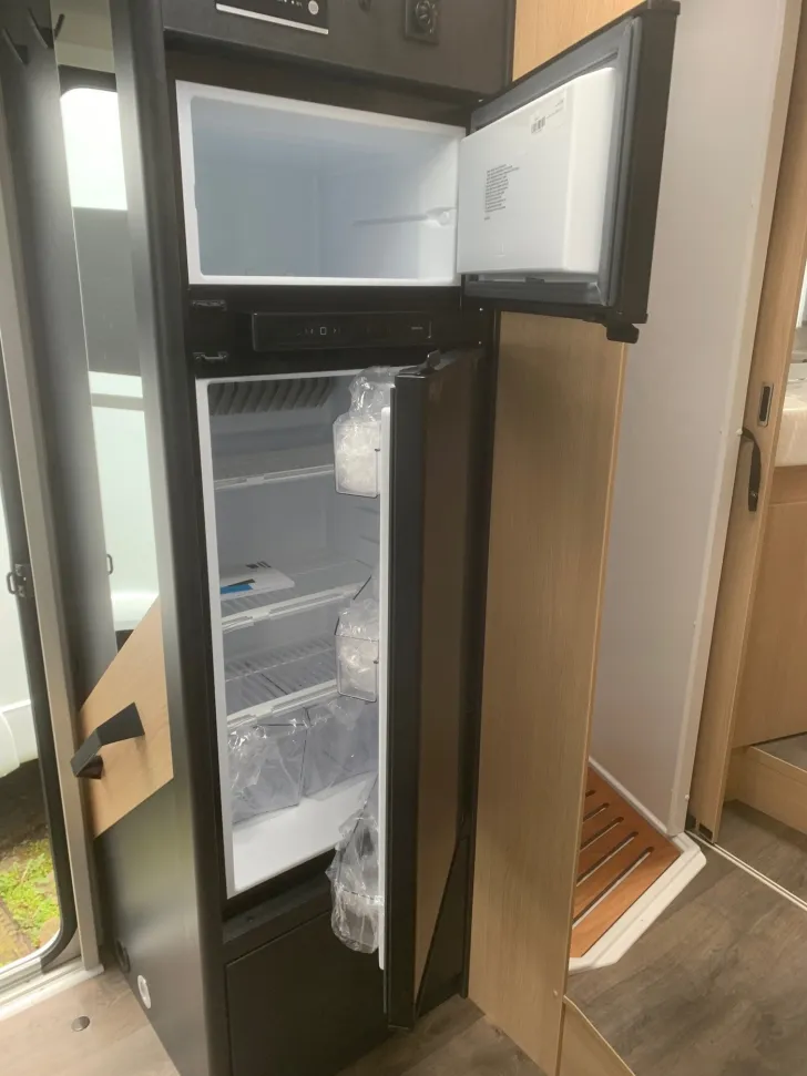 Fahrzeugbild Sunlight T 68C Hubbett+Face2Face Sitzgruppe* #9