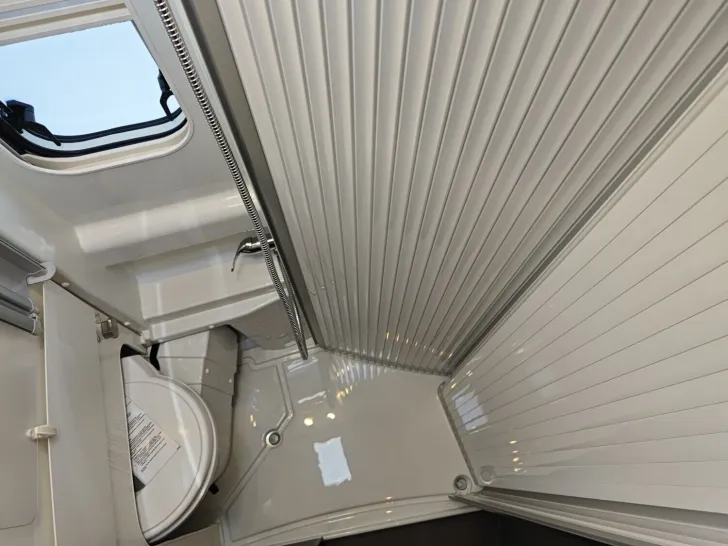 Fahrzeugbild Malibu Van first class - two rooms 640 LE RB GT skyview #16