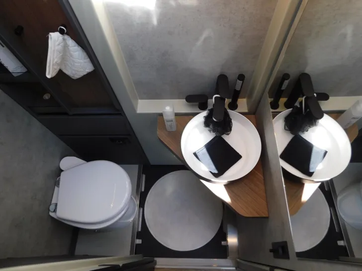 Fahrzeugbild Niesmann + Bischoff iSmove 6.9 E Festtank-Toilette, Gastank, Hubbett #17