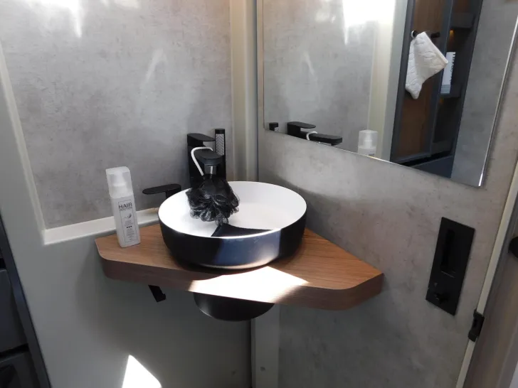 Fahrzeugbild Niesmann + Bischoff iSmove 6.9 E Festtank-Toilette, Gastank, Hubbett #18