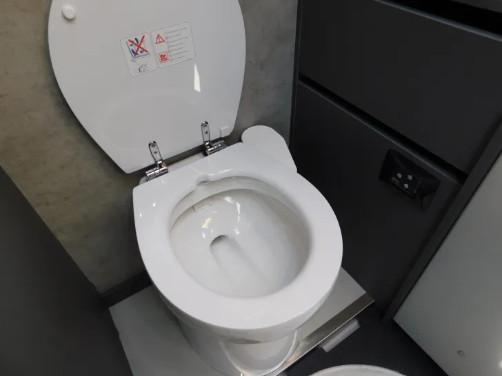 Fahrzeugbild Niesmann + Bischoff iSmove 6.9 E Festtank-Toilette, Gastank, Hubbett #19