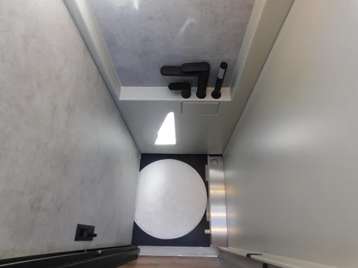 Fahrzeugbild Niesmann + Bischoff iSmove 6.9 E Festtank-Toilette, Gastank, Hubbett #20