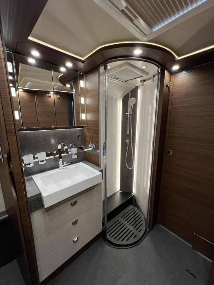 Fahrzeugbild Carthago chic c-line I 6.2 XL QB Mercedes (345) #32