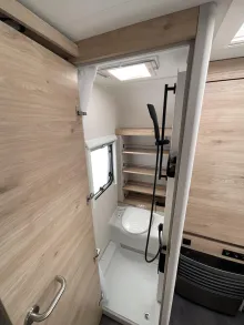 Fahrzeugbild Dethleffs Camper 540 QMK Auflastung, Autarkpa,Kinderbetten #11