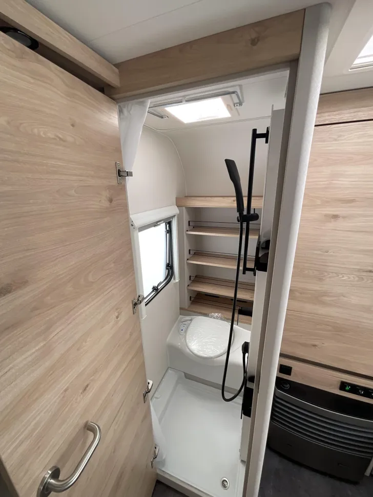 Fahrzeugbild Dethleffs Camper 540 QMK Auflastung, Autarkpa,Kinderbetten #11