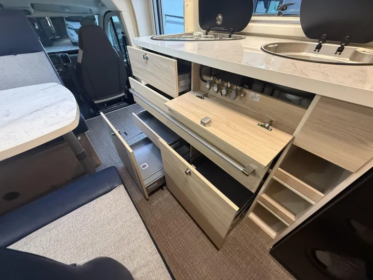 Fahrzeugbild Eura Mobil Activa One AO 690 VB 8 Schlafplätze -Sonderpreis #9
