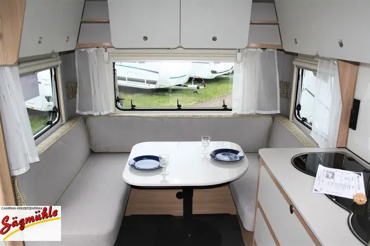 Fahrzeugbild Dethleffs Aero 520 ER mit Vorzelt Carat DWT #10