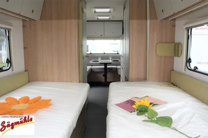 Fahrzeugbild Dethleffs Aero 520 ER mit Vorzelt Carat DWT #12