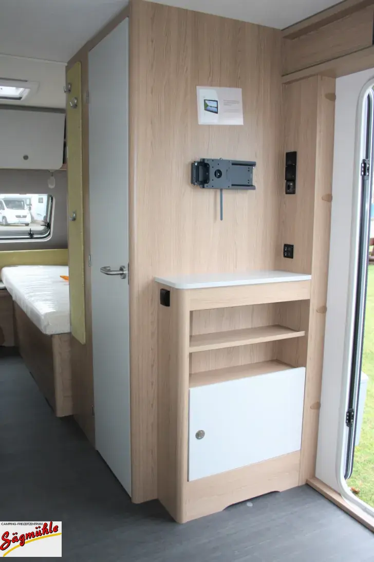 Fahrzeugbild Dethleffs Aero 520 ER mit Vorzelt Carat DWT #24