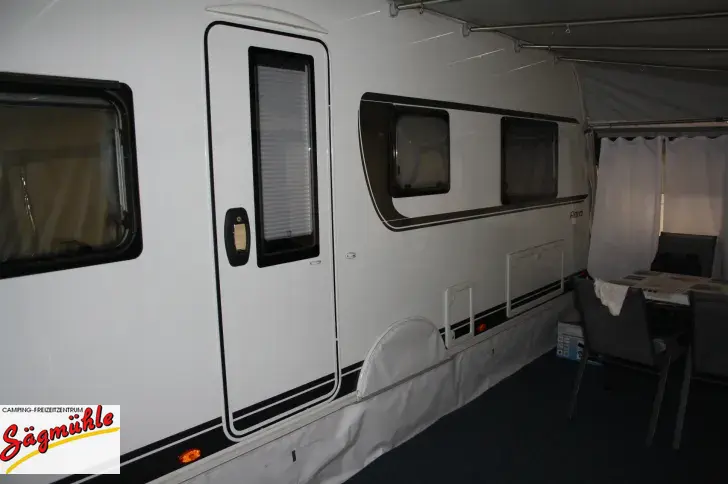 Fahrzeugbild Dethleffs Aero 520 ER mit Vorzelt Carat DWT #8