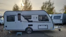 Seitlich Knaus Südwind 460 EU Black Selection