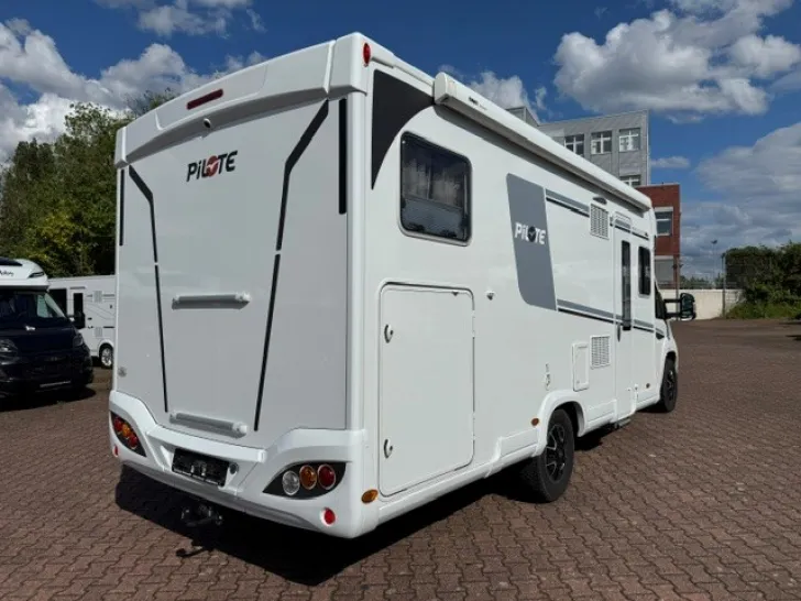 Fahrzeugbild Pilote Pacific P740FGJ 160 PS - Automatik #3