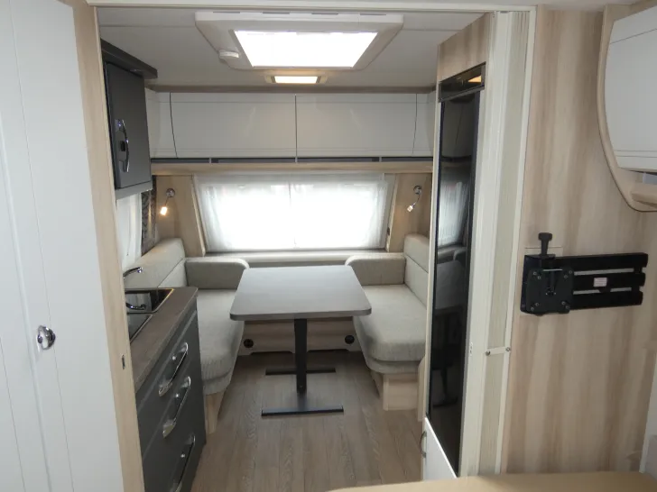 Fahrzeugbild Hobby De Luxe 495 WFB - Luftvorzelt, Mover, Combi 6E #8