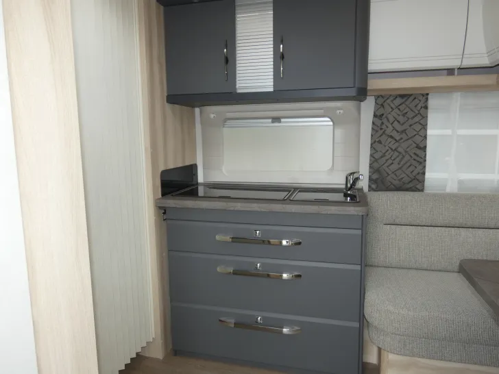 Fahrzeugbild Hobby De Luxe 495 WFB - Luftvorzelt, Mover, Combi 6E #14