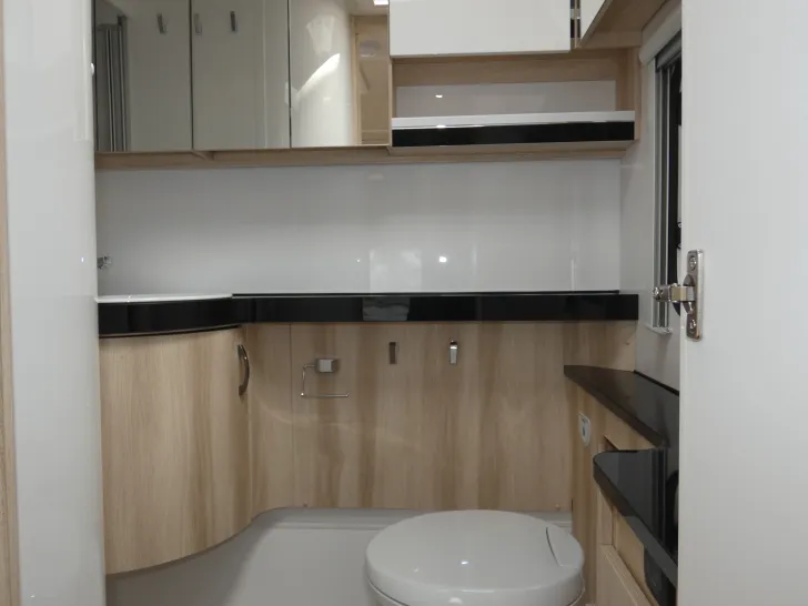 Fahrzeugbild Hobby De Luxe 495 WFB - Luftvorzelt, Mover, Combi 6E #21