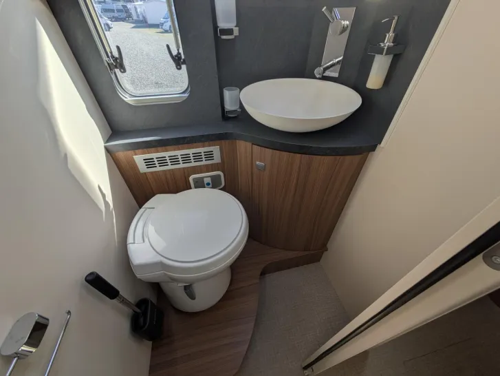 Fahrzeugbild Eura Mobil Integra 890 QB 180PS/Autom/Dachklima/Solar/Lithium/Wechselrichter/Markise/RFK #21