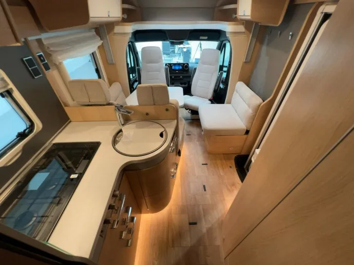 Fahrzeugbild Hymer 550 BMC White Line/Festbett/Hubbett/Garage #9