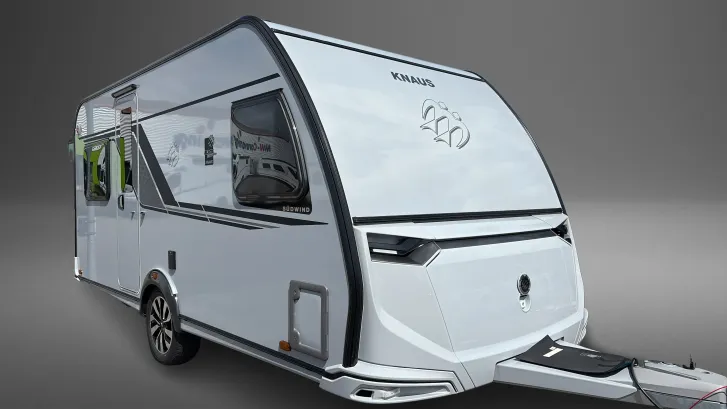 Schräg Vorne Knaus Südwind 450 FU Black Selection