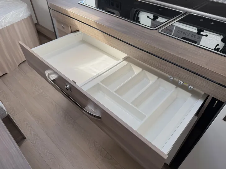 Fahrzeugbild Hobby Excellent Edition 545 KMF 2.000 kg Garage Alu silber #13