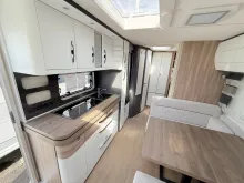Fahrzeugbild Hobby Excellent Edition 545 KMF 2.000 kg Garage Alu silber #30