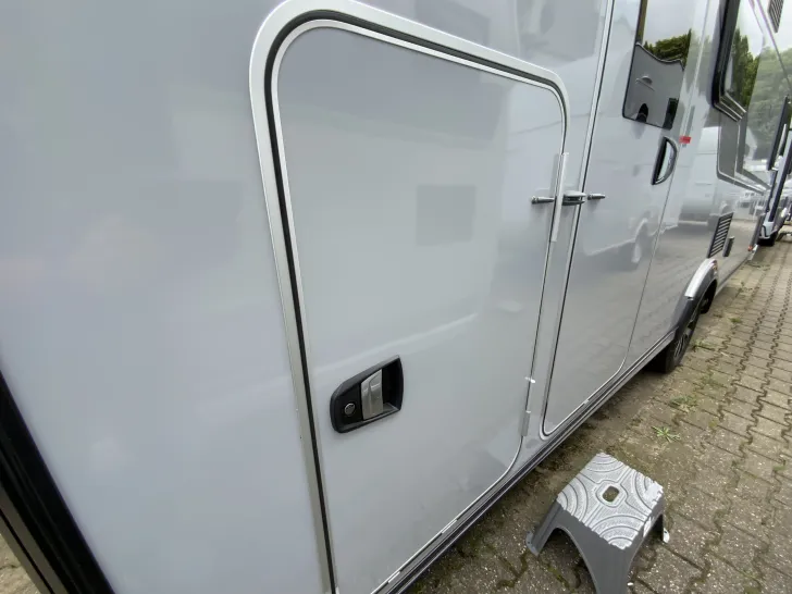 Fahrzeugbild Knaus Südwind 540 FDK Black Selection Garagenklappe rechts + links #13