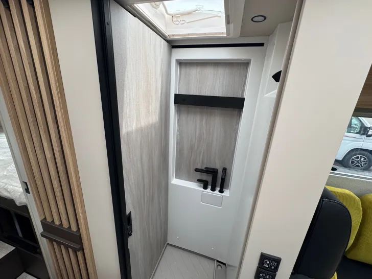 Fahrzeugbild Bürstner Signature SFT 7.0 Combi 6 E*L-Sitzbank #14