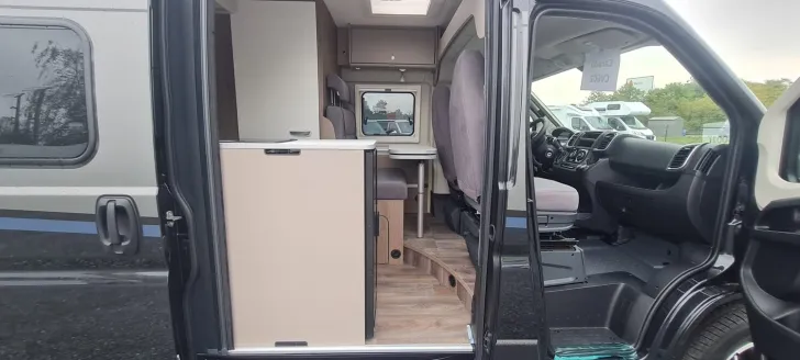 Fahrzeugbild Carado pro CV 602 Längsbetten/Automatik/ Rahmenfenster #12