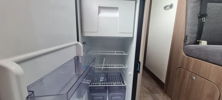Fahrzeugbild Carado pro CV 602 Längsbetten/Automatik/ Rahmenfenster #21