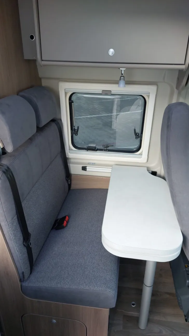 Fahrzeugbild Carado pro CV 602 Längsbetten / Rahmenfenster / PRO #12