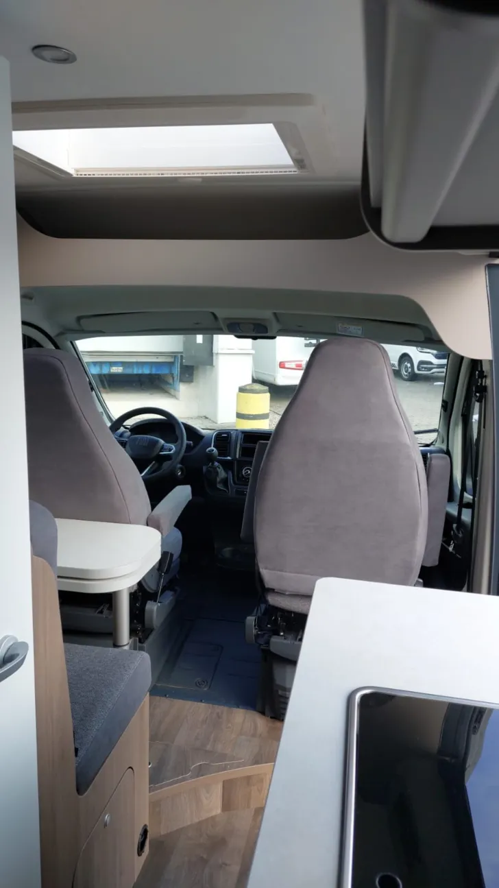 Fahrzeugbild Carado pro CV 602 Längsbetten / Rahmenfenster / PRO #13