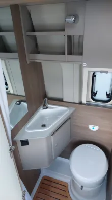 Fahrzeugbild Carado pro CV 602 Längsbetten / Rahmenfenster / PRO #19