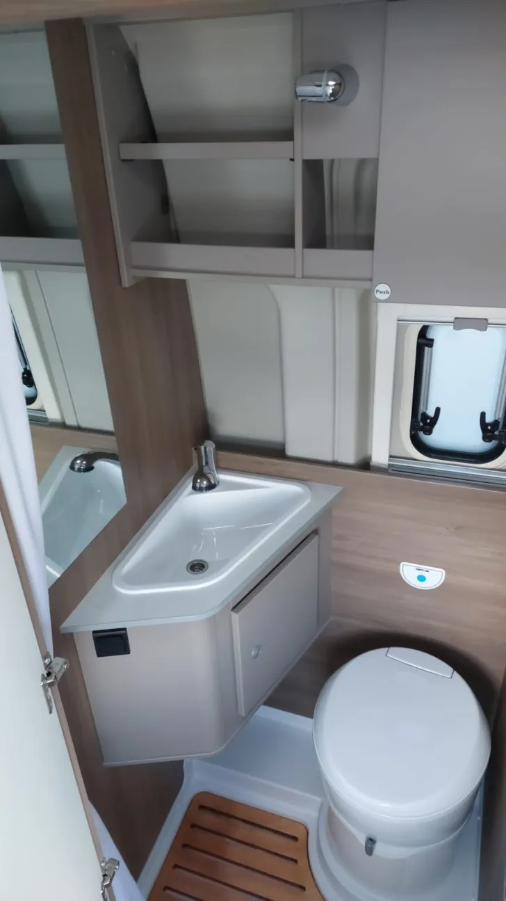 Fahrzeugbild Carado pro CV 602 Längsbetten / Rahmenfenster / PRO #19