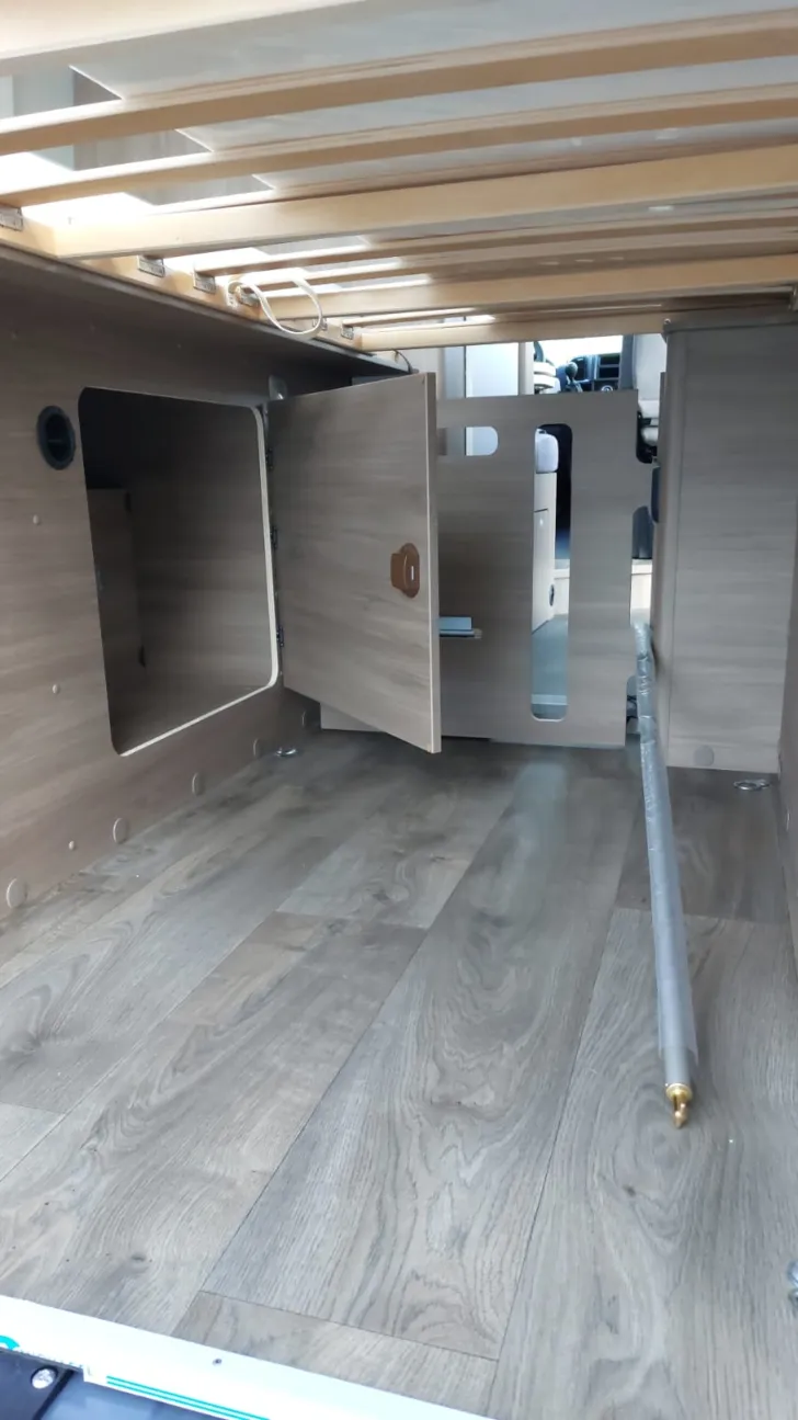 Fahrzeugbild Carado pro CV 602 Längsbetten / Rahmenfenster / PRO #21