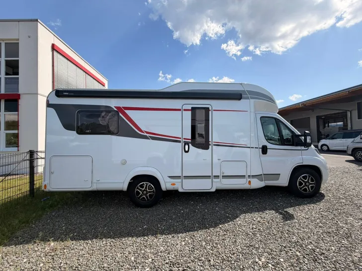 Fahrzeugbild LMC Tourer Lift H 630 Rahmenfenster / Franz. Bett #2