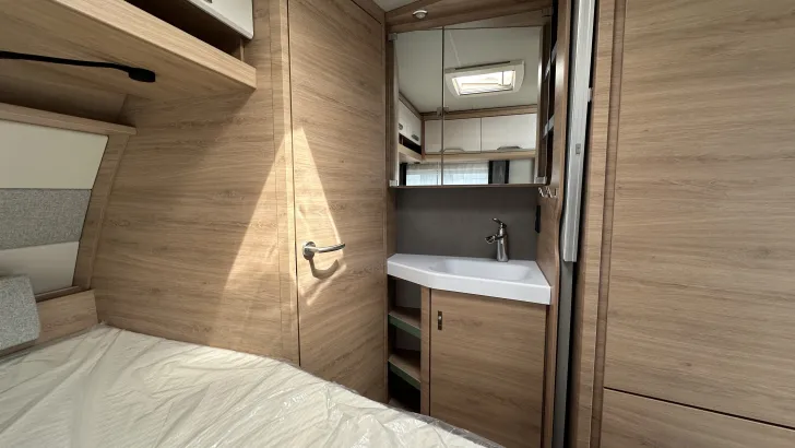 Fahrzeugbild Knaus Südwind 450 FU Black Selection Duschausbau #17