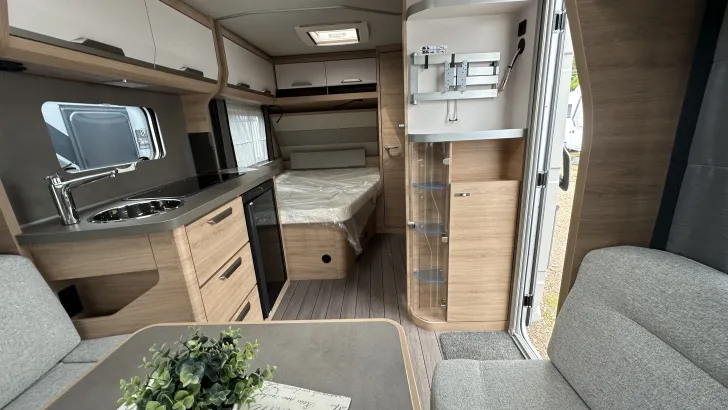 Fahrzeugbild Knaus Südwind 450 FU Black Selection Duschausbau #6