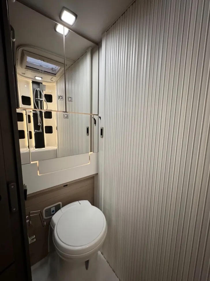 Fahrzeugbild Chausson X 550-Automatik-1.H-Winterpak-Ahk-Solar #33