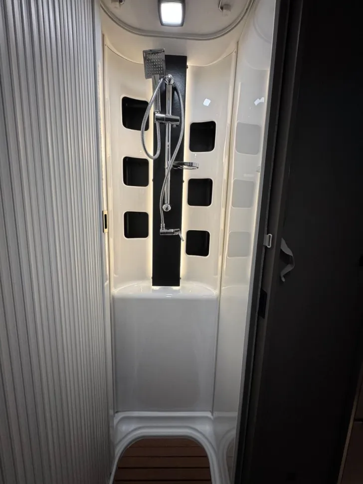 Fahrzeugbild Chausson X 550-Automatik-1.H-Winterpak-Ahk-Solar #34