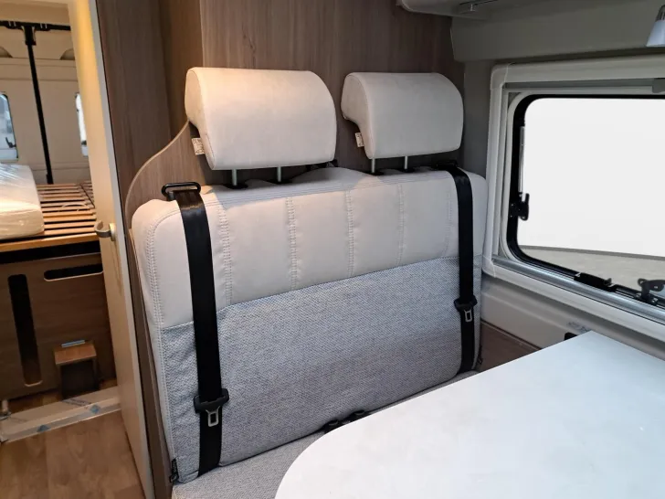 Fahrzeugbild Carado pro CV 640 Automatik, Solar, Rahmenfenster #9