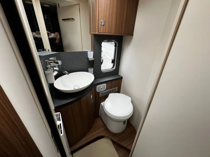Fahrzeugbild Eura Mobil Contura 766 EF AT9G Comfort+Luminary+Markise #21
