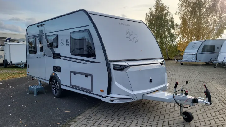 Schräg Vorne Knaus Südwind 460 EU Black Selection inkl. Markise in schwarz