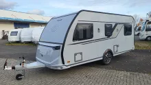 Schräg Hinten Knaus Südwind 460 EU Black Selection inkl. Markise in schwarz